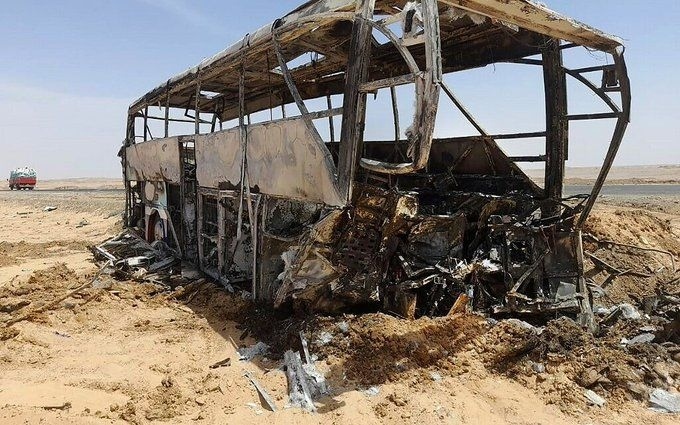 Автобус с туристи катастрофира в Египет, десет души загинаха